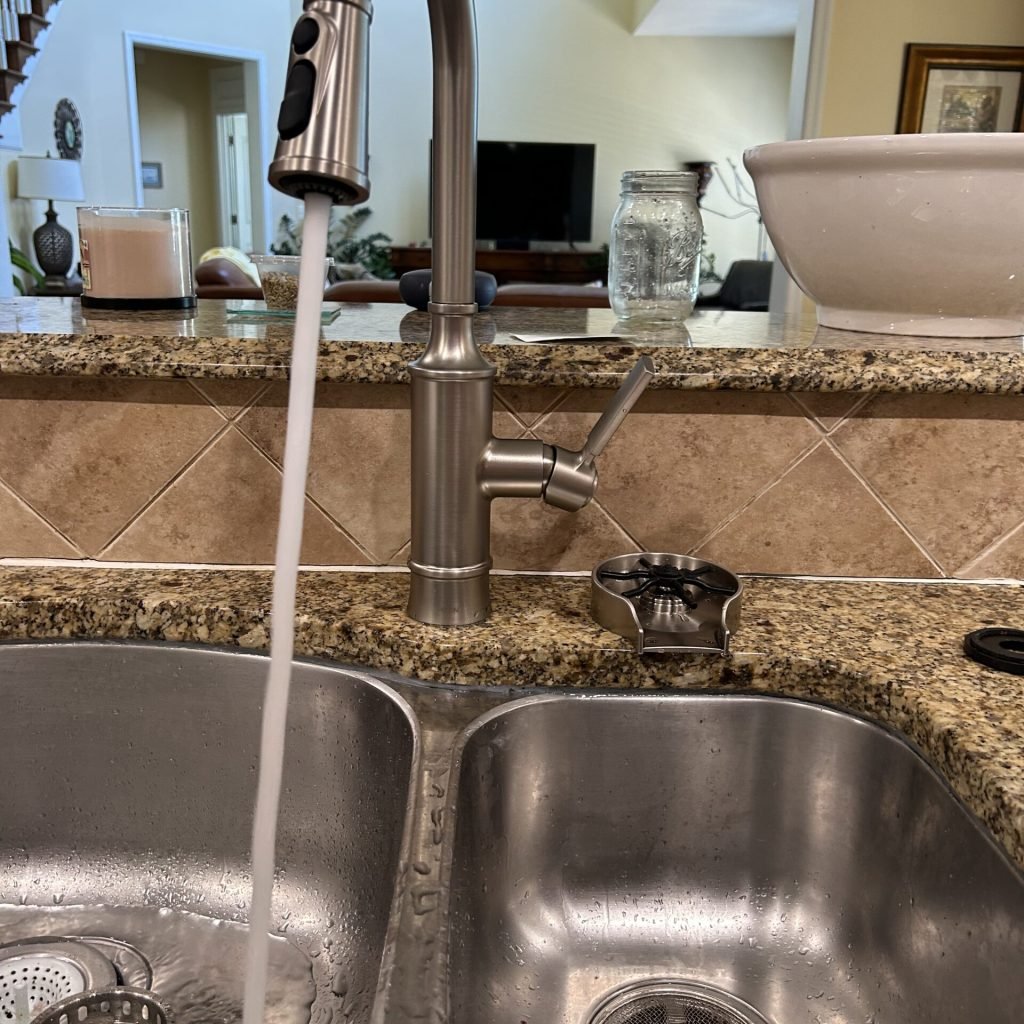 Kitchen-faucet-and-glass-rinse